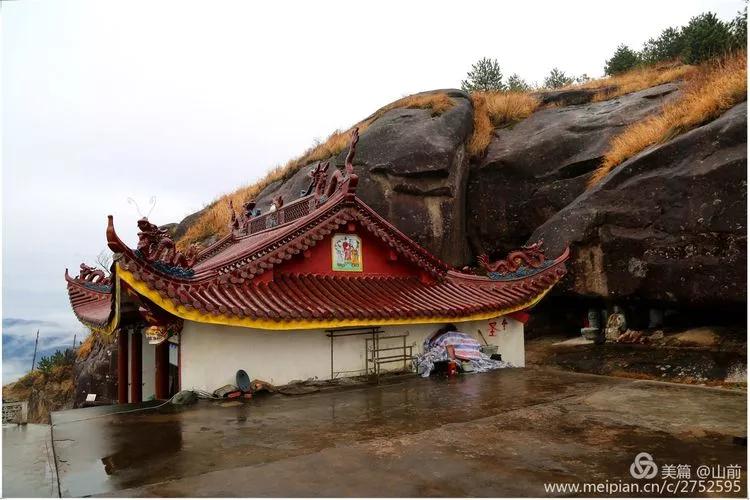 南正顶悟空寺庄严肃穆,据 说这里求雨很灵验.