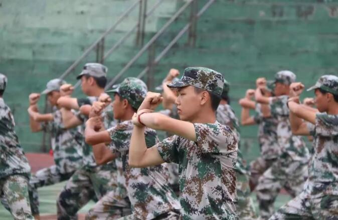 走进2019年秋季学期新开学的南宁市龙翔荆楚高中_军训