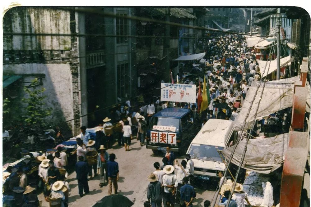 旧照片却会永远刻在我们心中而这座城市的记忆新楼起,旧房拆梁山老城