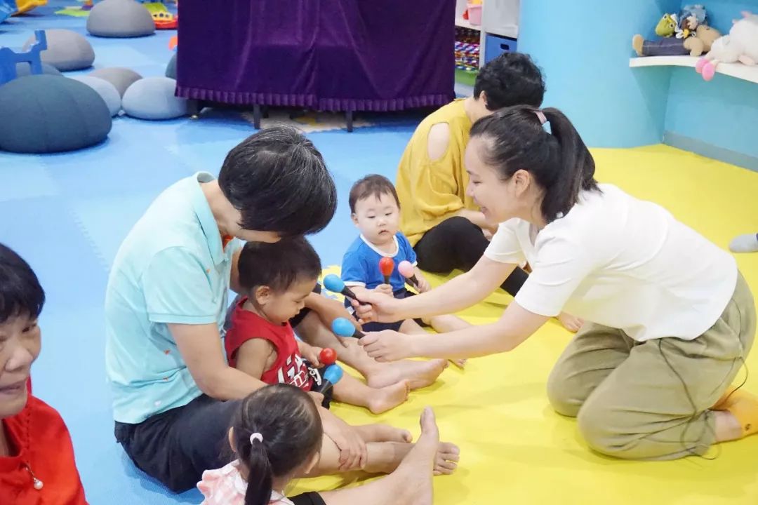 特別針對0-1歲的幼兒,精心挑選優秀童書《鼠小弟和音樂會》為切入點