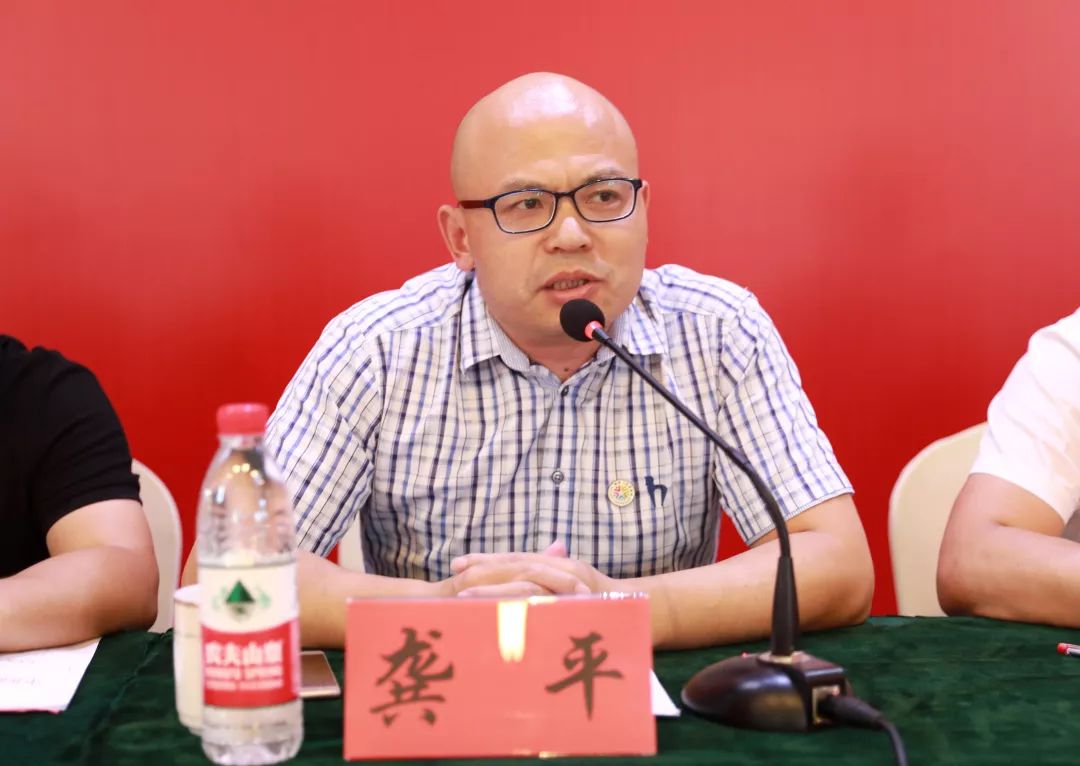 市委宣传部部务会议成员,市文明办主任龚平到会作了重要讲话.