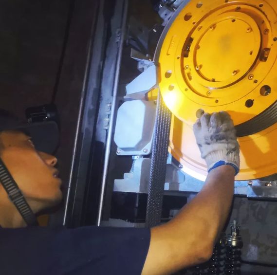 工程师傅用心维保每个细节电梯作为使用频率最高的工程设备之一是所有