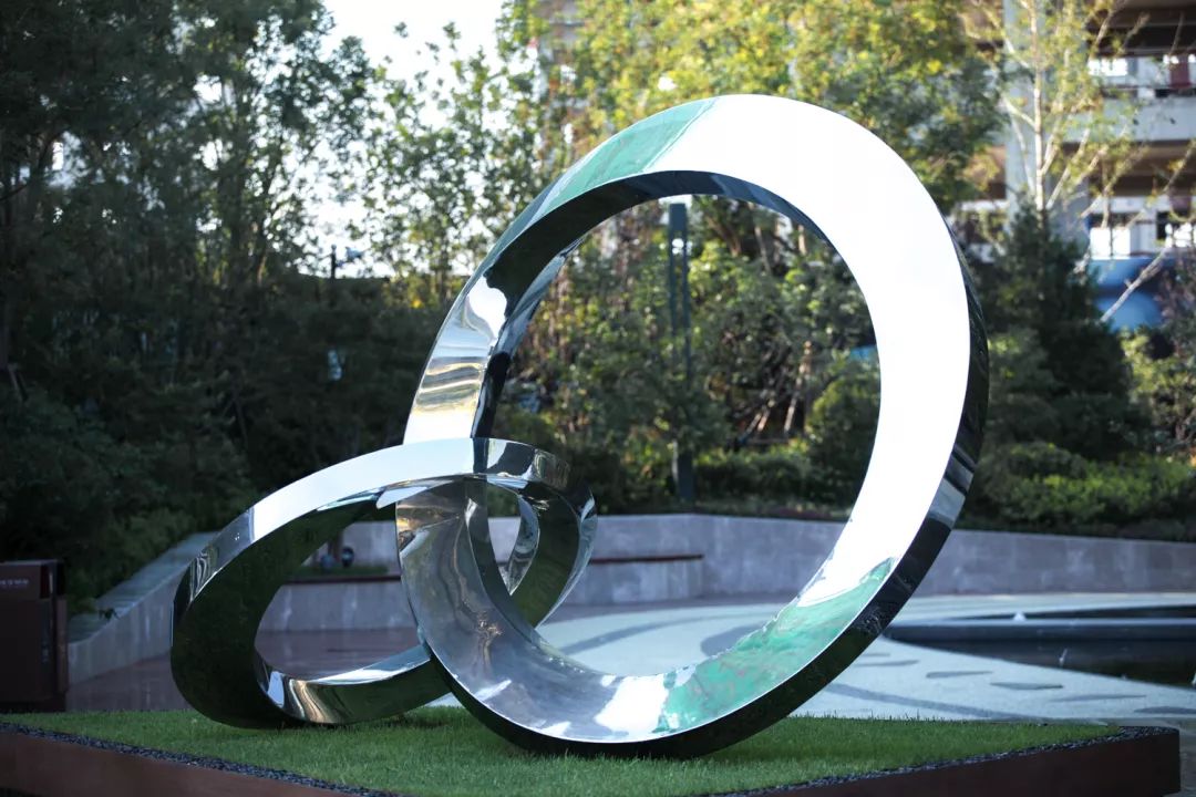 廊下的特色雕塑和水景在光影交错间也呈现出活泼跳跃的景观效果.