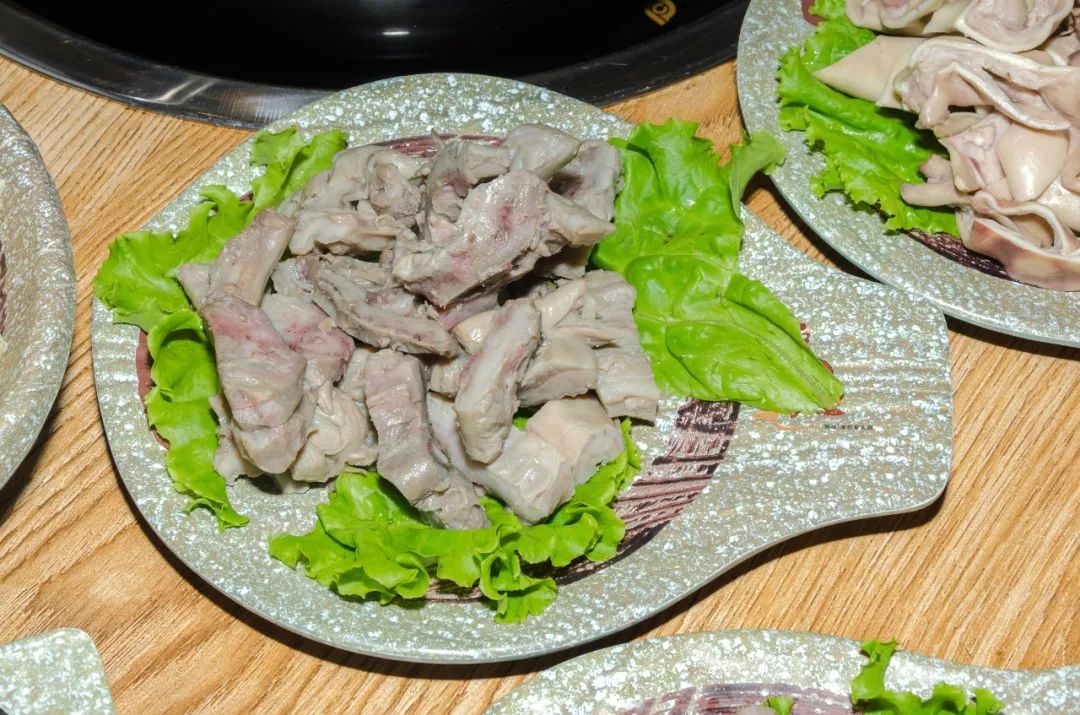 花肠头猪肝冻豆腐猪心粉条酸菜,五花肉,血肠通通丢到自行调料的小碗里