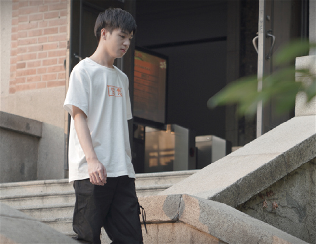 严君泽现身清华大学开学季新气象原来这里的粉丝也不少