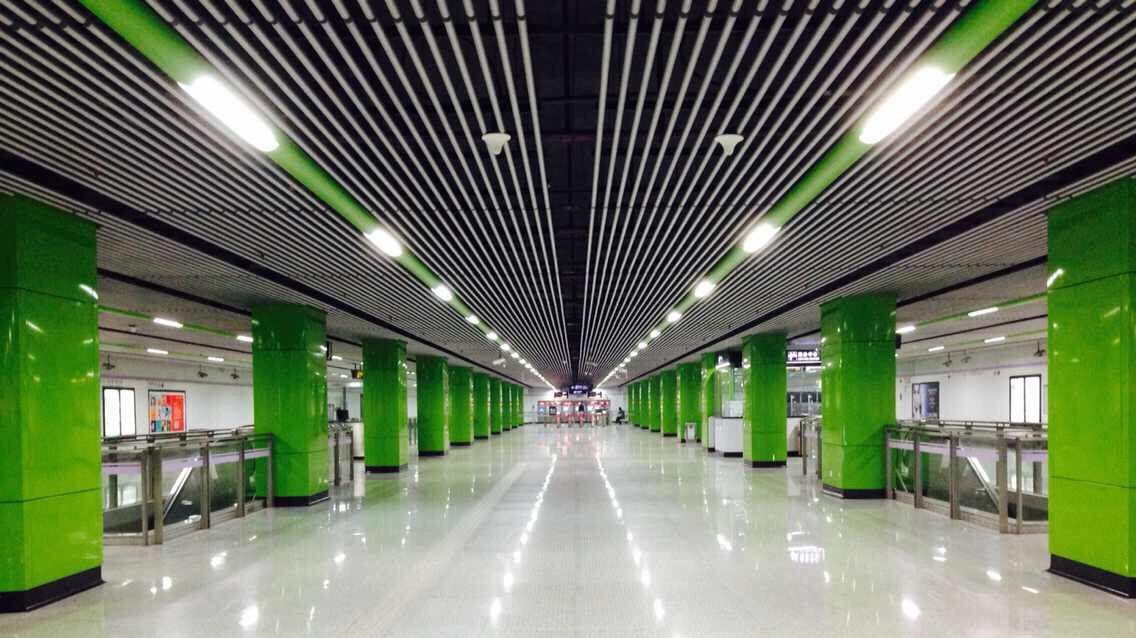 上海在建的一条地铁线,长约1008千米,设站6座,预计2020年通车