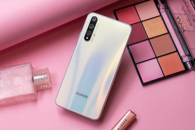 荣耀最强自拍手机登场现男友同款荣耀20s真机图赏