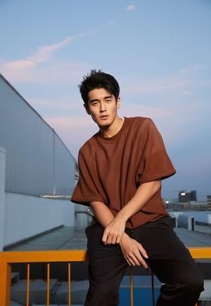 激似周杰伦杨一展男歌手沉寂三年宣告签约华纳