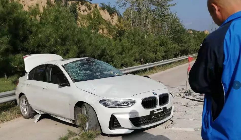 原平东社出交通事故了崭新的宝马车撞成这样