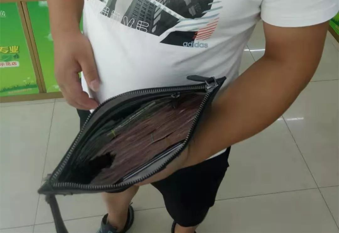 这位客人你多付了三万元萍乡一店员苦守一夜等失主