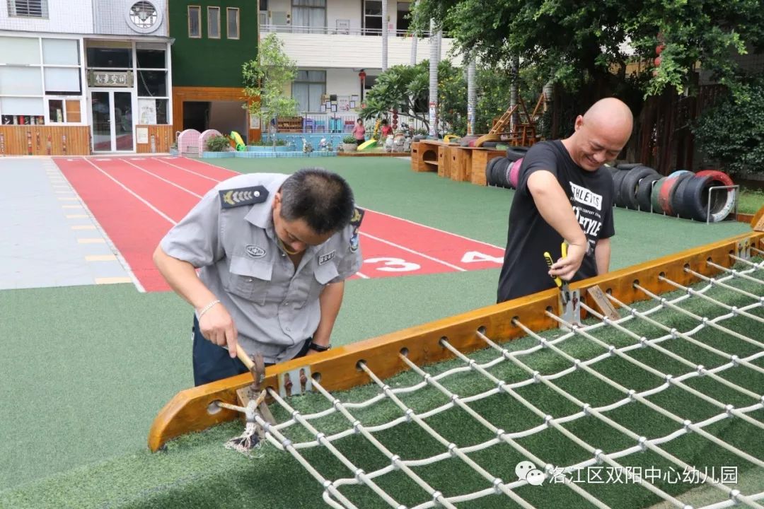 全體教職工們簽訂了安全責任書雙陽中心幼兒園組織最後幼兒園一日活動