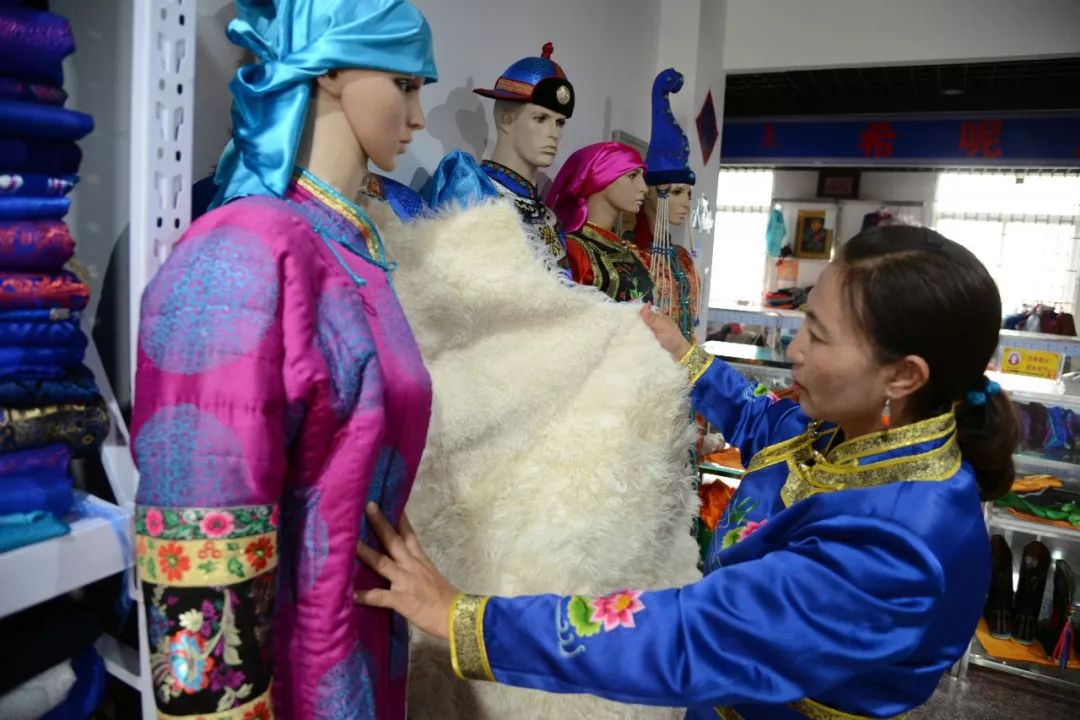 人物巴林蒙古服饰传承人