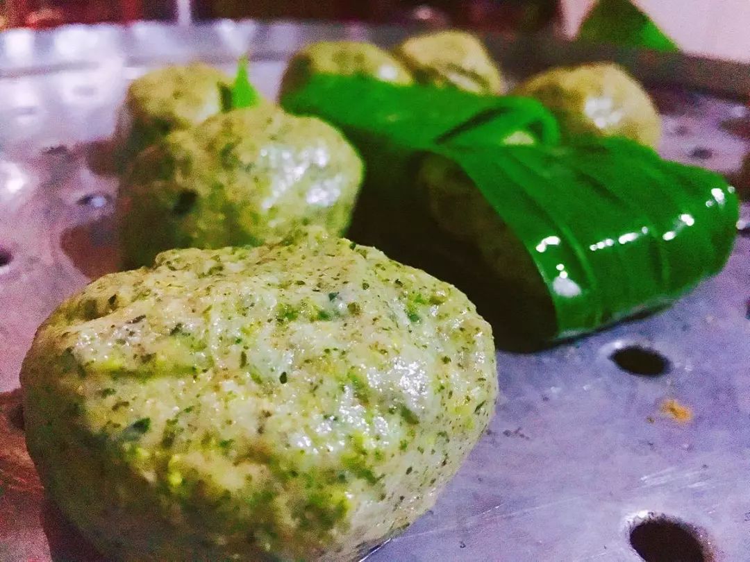 12桐子叶粑粑桐子叶粑粑也是邵东人喜欢的一道特色美食.