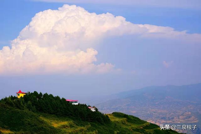初秋傍晚的兰州大尖山