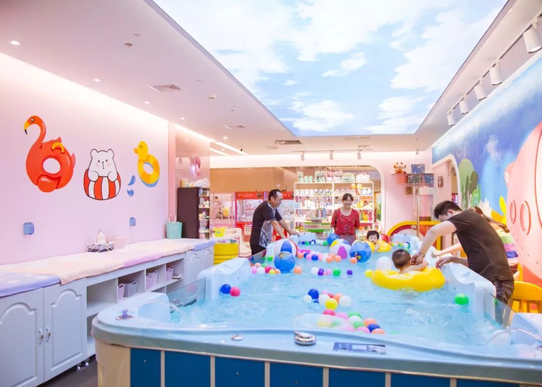 238元宝宝洗澡游泳抚触按摩宝龙4楼这家婴幼儿游泳馆送开业福利啦