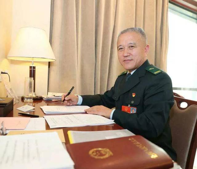 全国人大代表何健忠他犹如一面镜子让人正心正身
