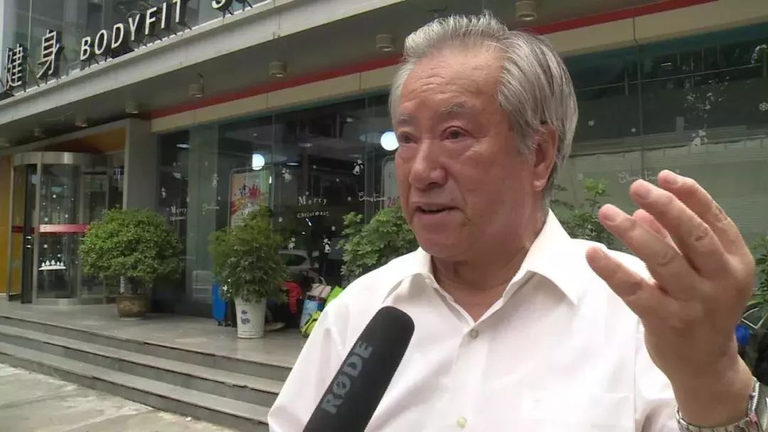 焦望曾老师参加朗诵节目比赛的付仲老师,当他走上预赛舞台的时候,评委