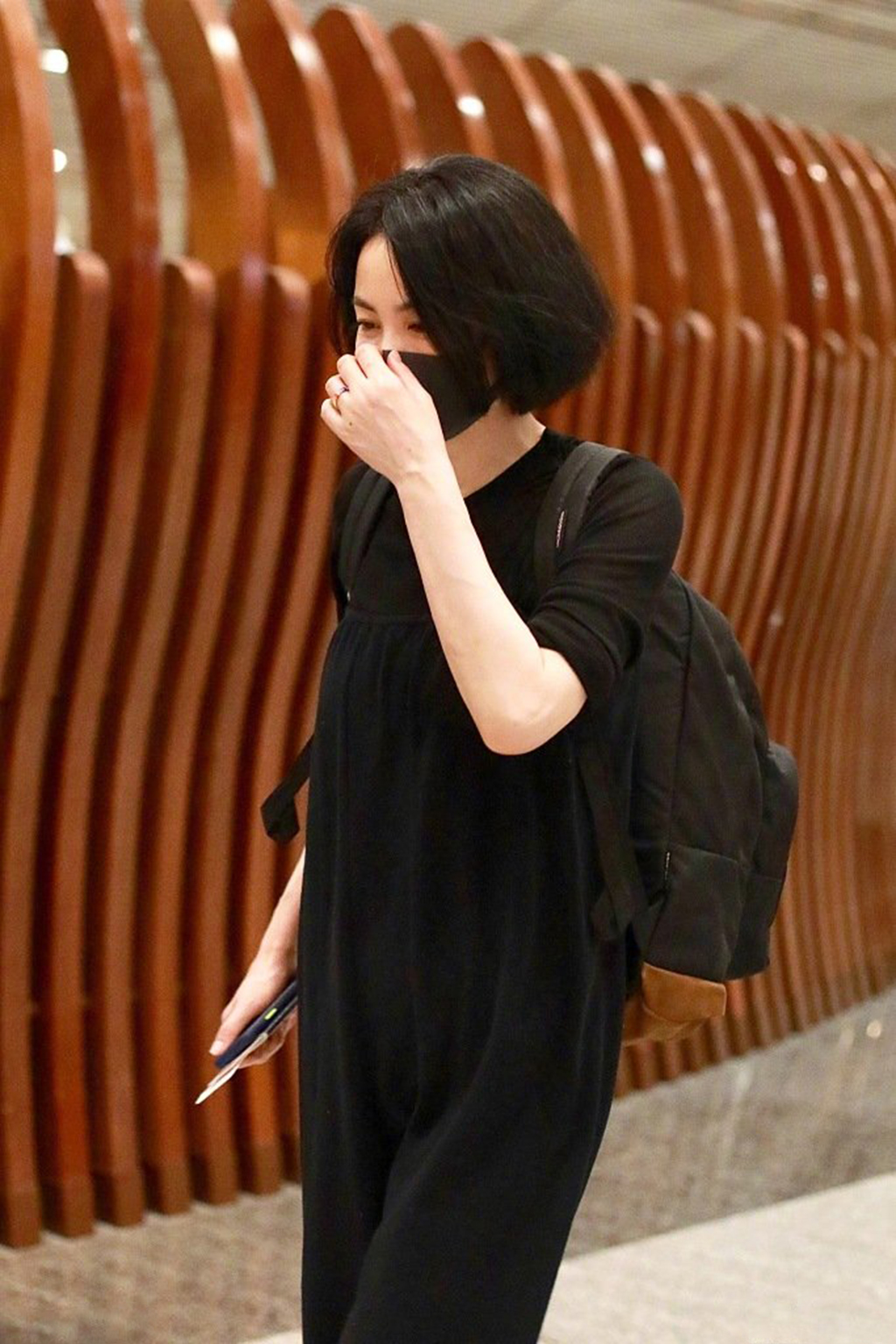 有意思的是,王菲左手无名指戴了戒指,在整个all-black的造型里,这枚