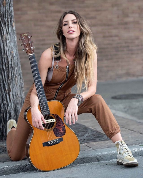 30岁美女歌手车祸身亡,16岁女司机也不幸遇难,警方称有人涉醉驾_kylie