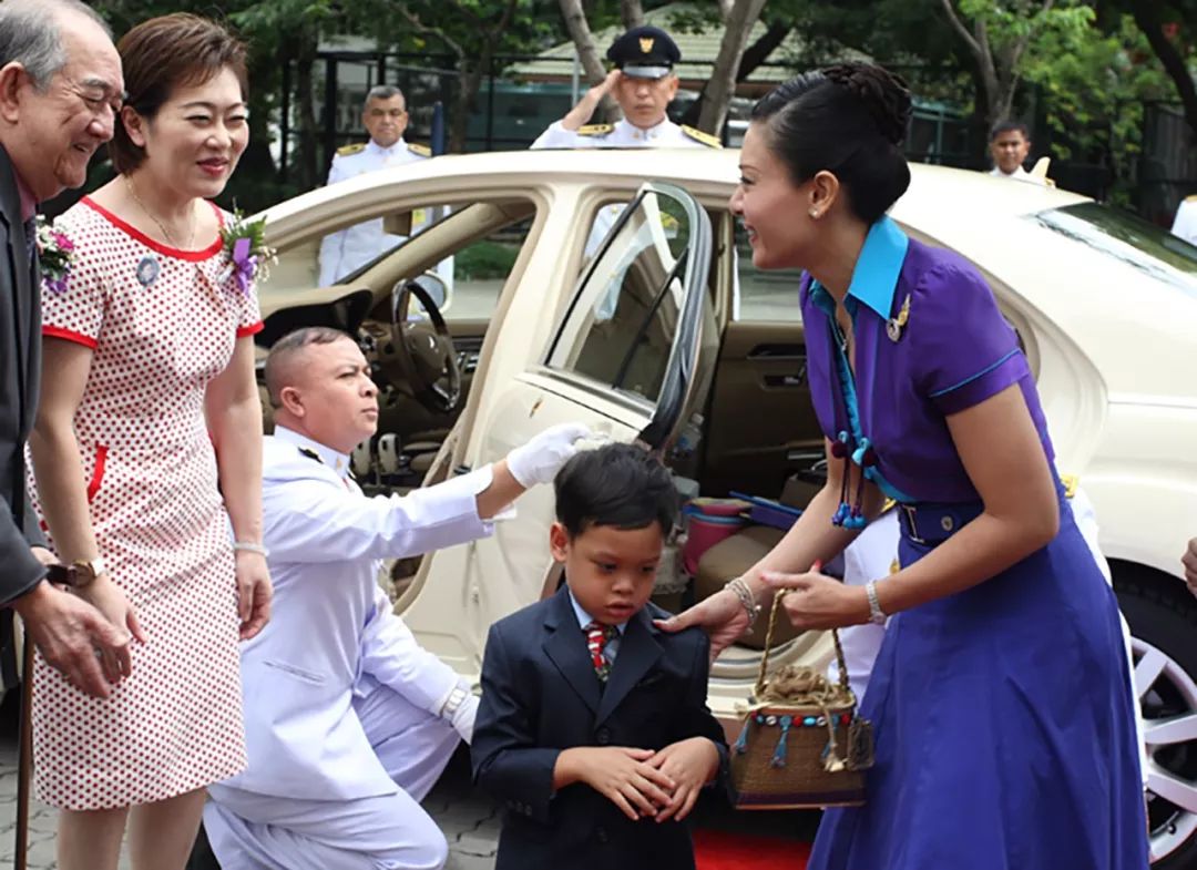 原创有妈的孩子是个宝!提帮功王子对生母撒娇,和王后共处却紧锁眉头