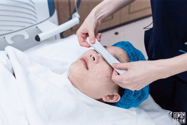 提前带好眼罩和无菌装置就可以去诊室进行超光子嫩肤治疗啦医生针对杭