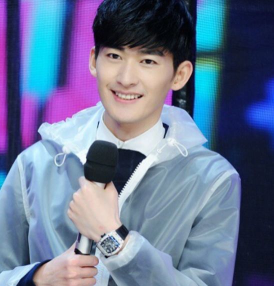 张翰颜值有多高?看到他早年的军训旧照,网友:不知又是谁的青春