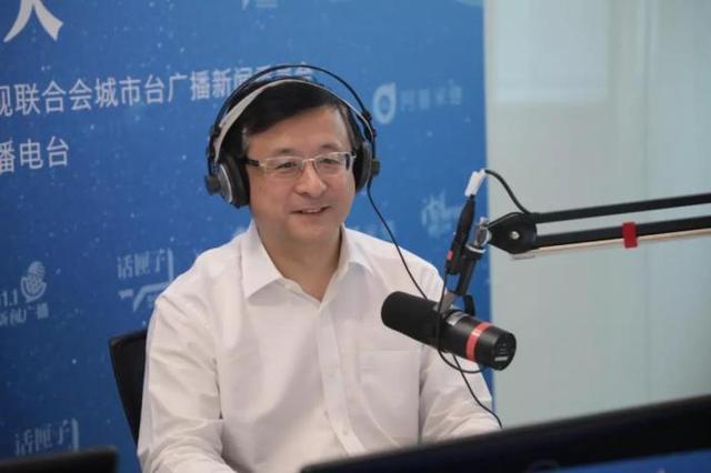 近日,上海市委常委,常务副市长陈寅来到上海人民广播电台《我们都是