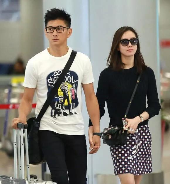 吴奇隆与好友相聚透好消息,当爸爸后一脸慈父笑_梁志光