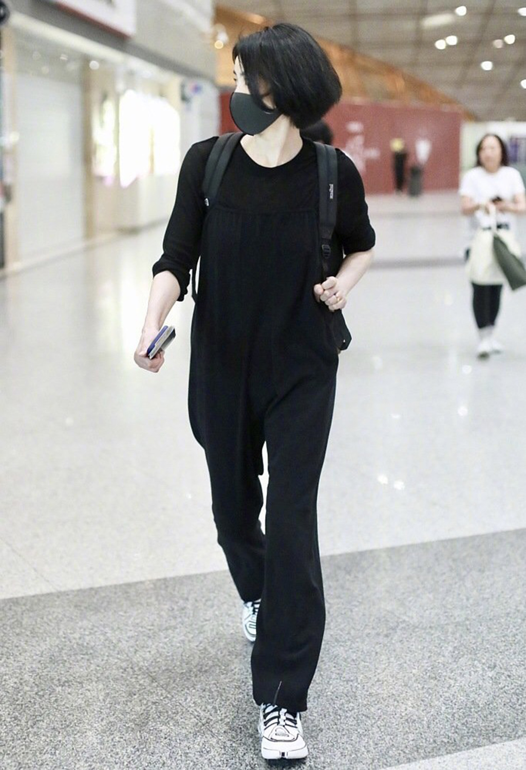 王菲一身allblack造型低调赶机难掩巨星范儿无名指戒指抢镜