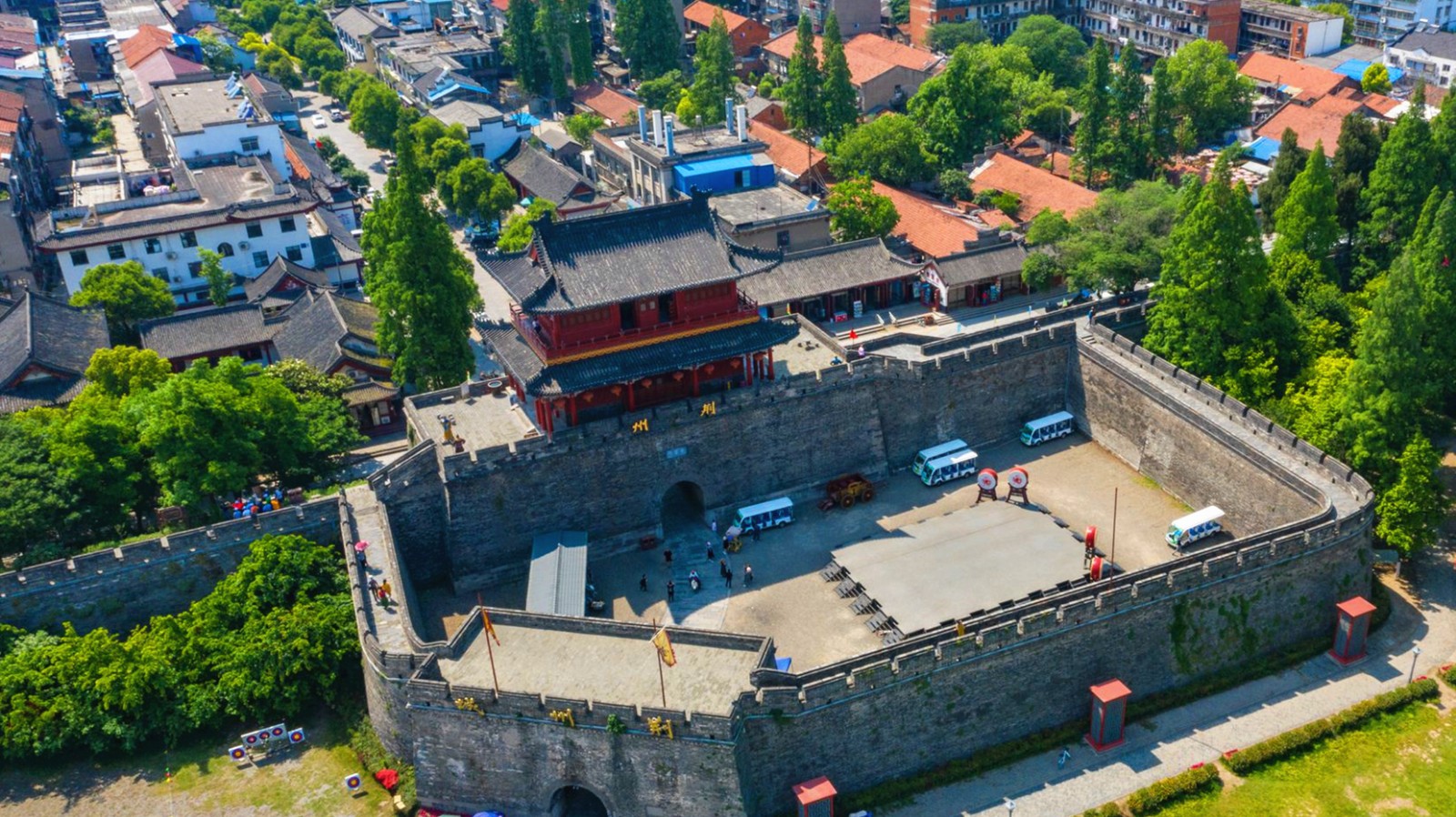 开封的12座城门皆有瓮城,而且为了防守,瓮城的大门与城门的大门不在一