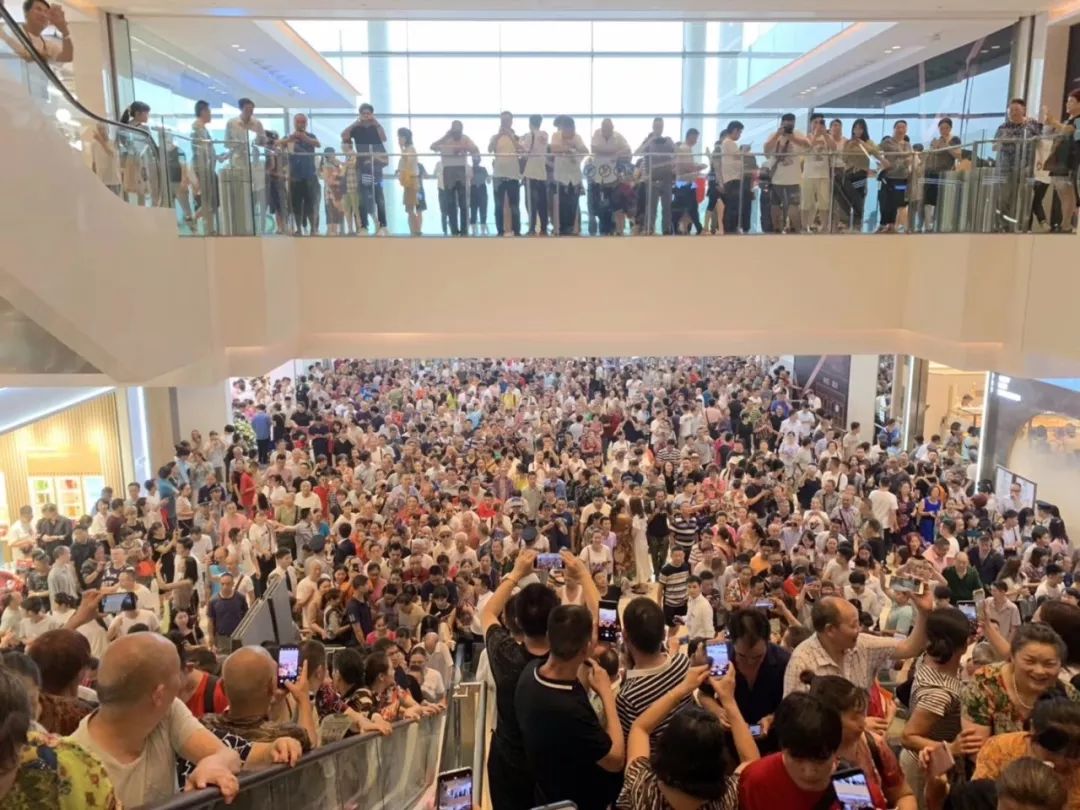 重庆来福士购物中心今天开业,现场人山人海,锣鼓喧天