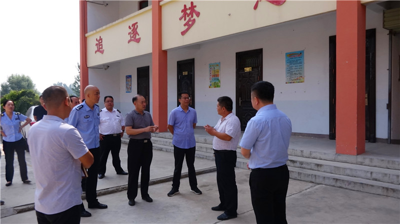 华阴市委常委副市长赵晓龙检查秋季校园安全工作