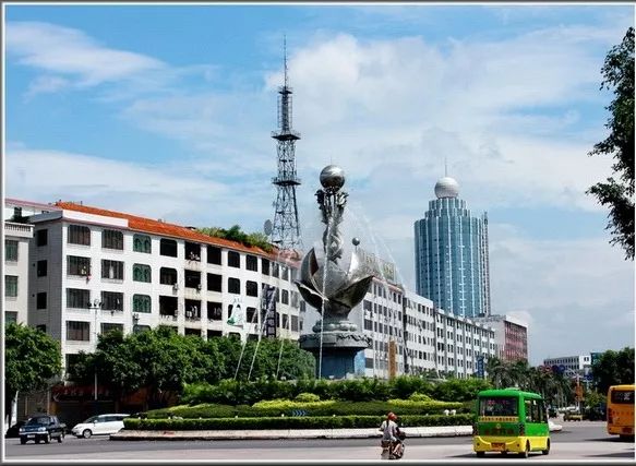 看到双龙戏珠的标志当你搭车从城雕经过进入市区许久没有回来罗定的