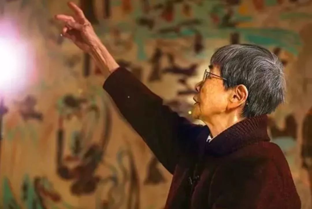 敦煌女儿樊锦诗伫立苍茫戈壁守护千年莫高窟