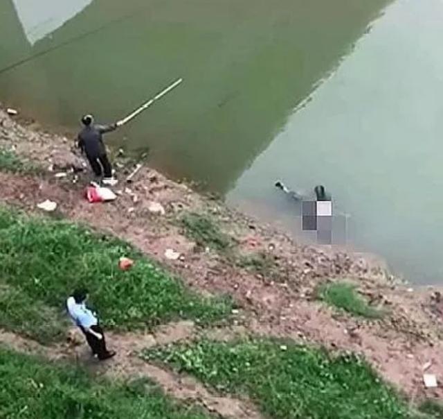 男性浮尸漂至河岸边!两位大爷在一旁淡定钓鱼-搜狐大视野-搜狐新闻