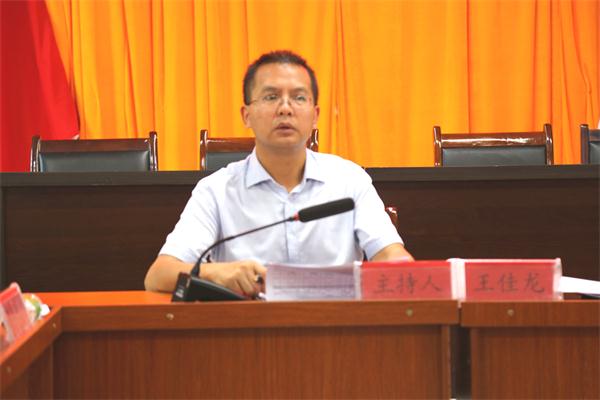 县委常委,副县长王佳龙作要求, 一是涉及极贫乡镇项