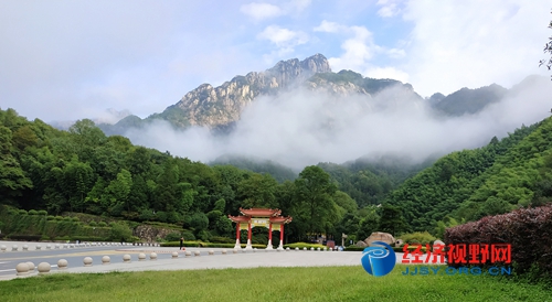 黄山南大门:清潭峰紫石峰云雾缭绕经济视野网9月6日电初秋黄山,空气