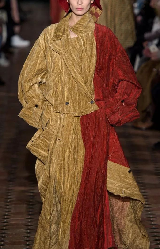 纸质褶皱202021秋冬女装面料趋势