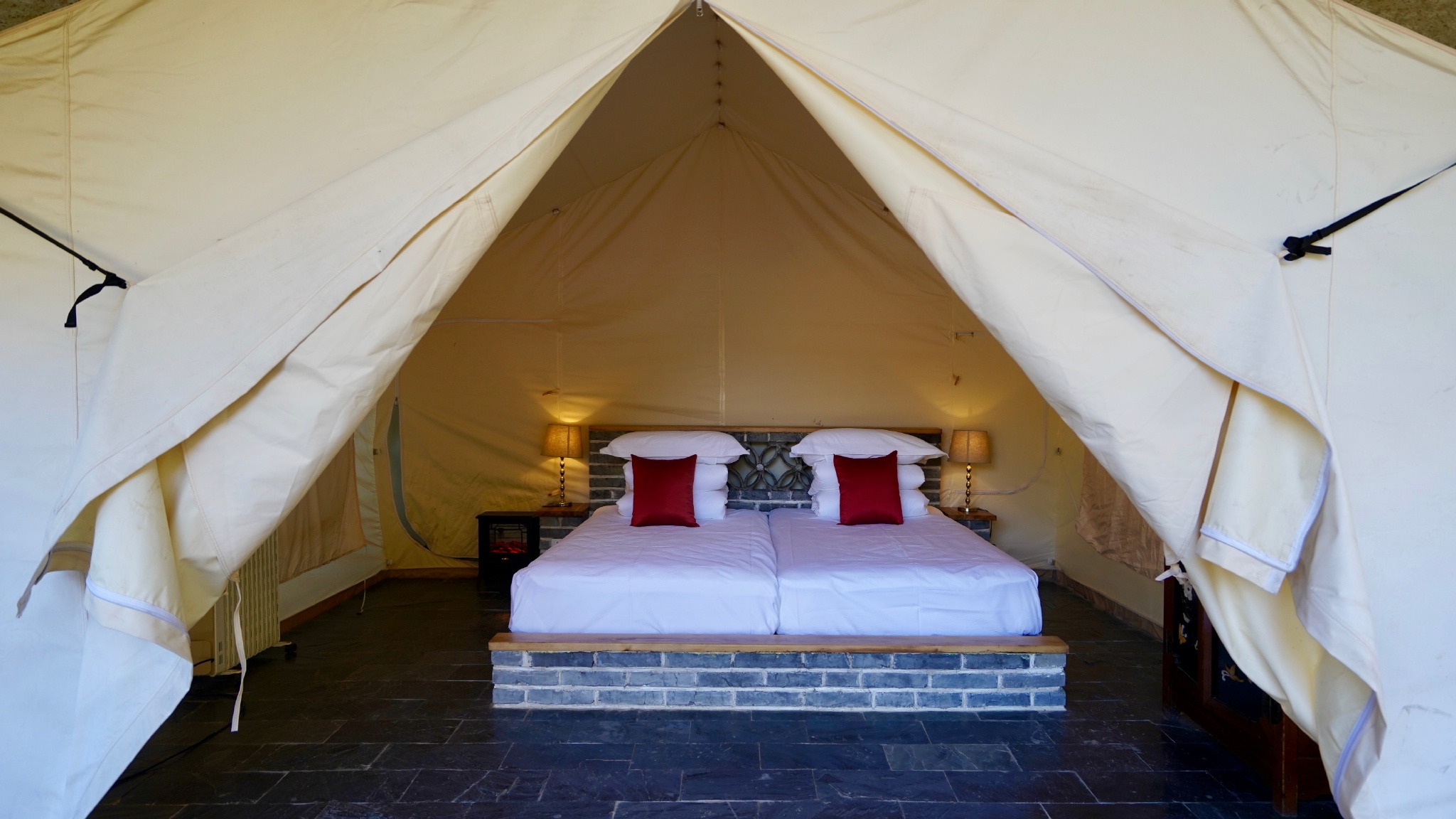 国内超大型山间帐篷酒店山里寒舍寻找她的秘密