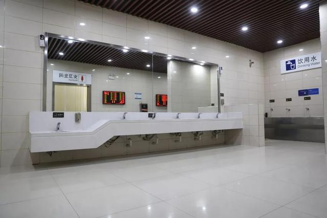 刷脸取纸,智能引导……火车站厕所大升级!