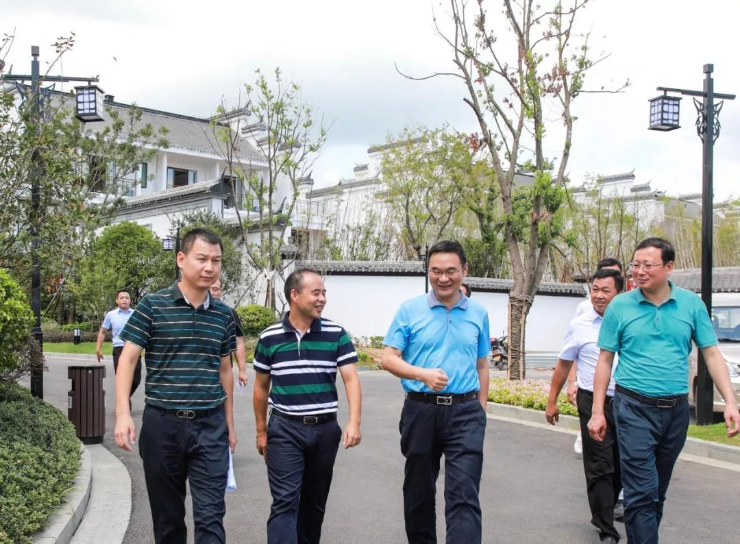 縣委副書記,縣長吳雲飛調研【夢裡老家二期度假小鎮】項目建設情況