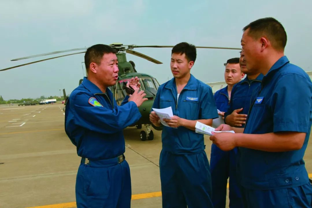 人物每一次升空都是战斗记空军某基地副司令员郝井文