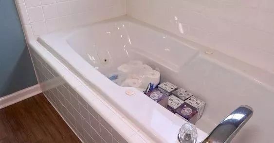 浴缸从此沦为鸡肋物品,放在卫生间里积灰,堆放杂物,砸掉又觉得可惜.