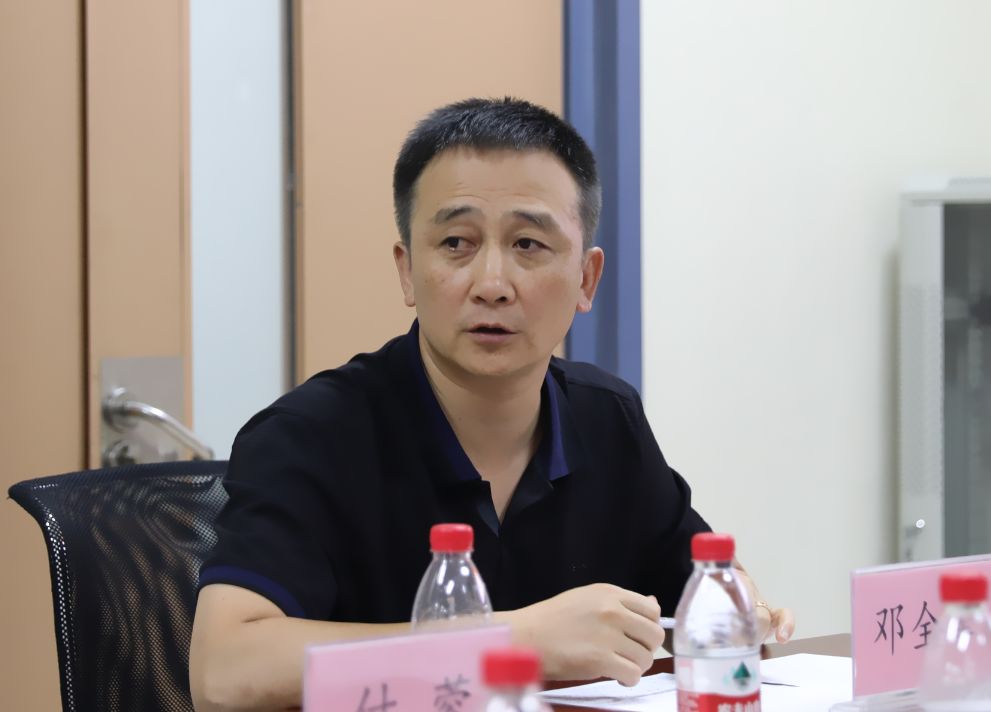 天津医大总医院副院长邓全军主持▲消化内科主任王邦茂做工作汇报