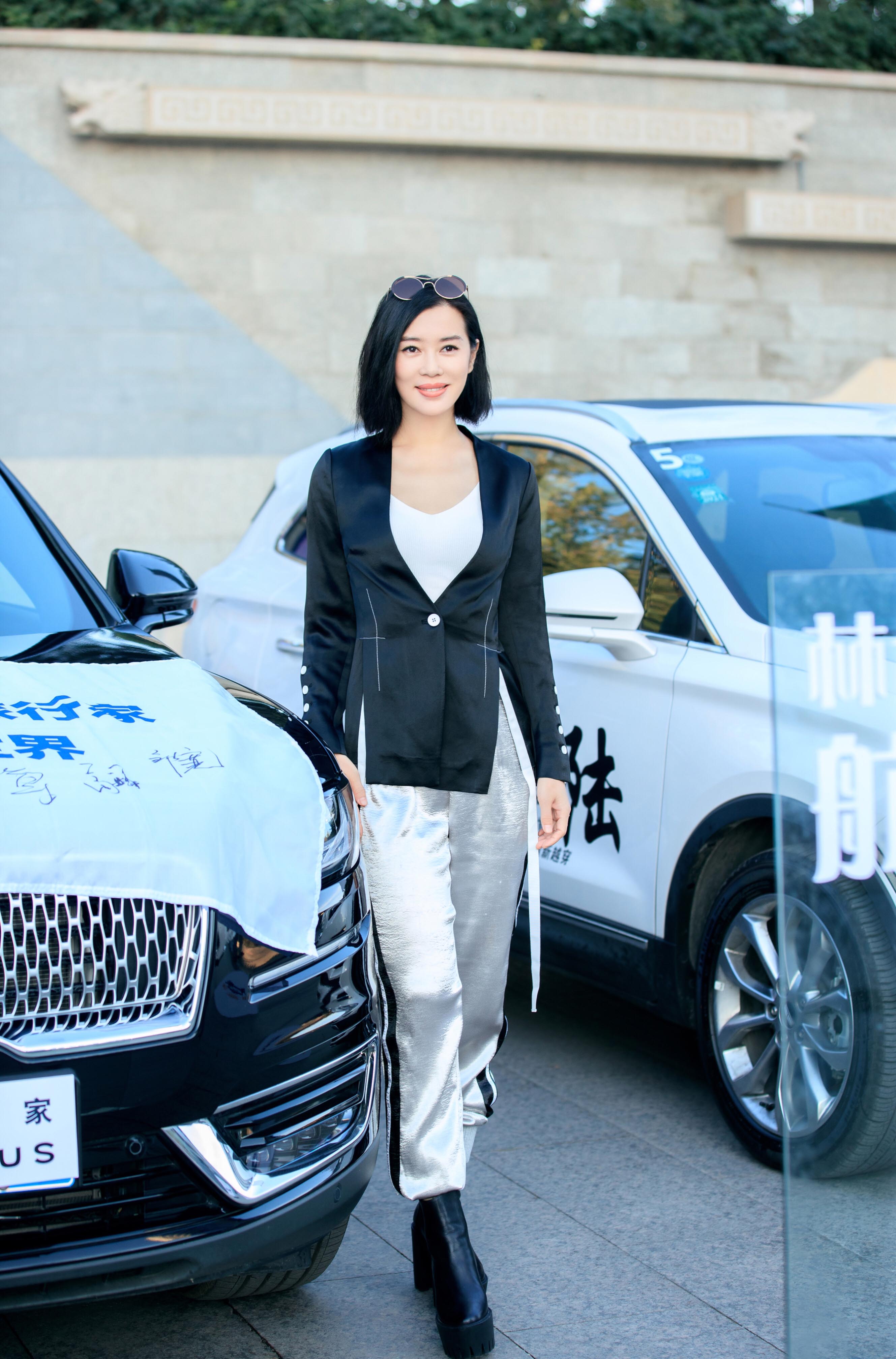 余男出席品牌活动 低调奢华气场全开