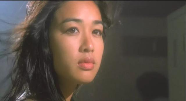 原来钟丽缇饰演的阿丽是环球体育中心里人见人爱的校花,柔道部的教练