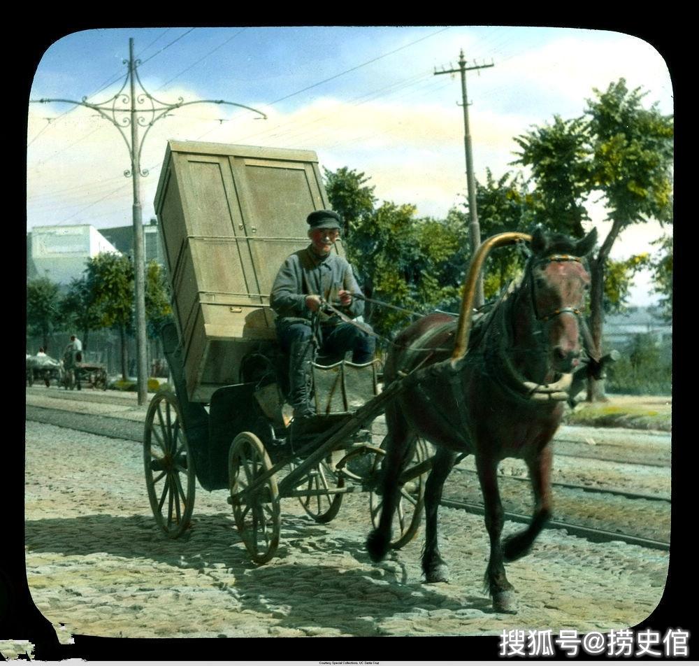 二十世纪初欧洲,古老的马车和拥挤的有轨电车,苏联男人当街喝酒