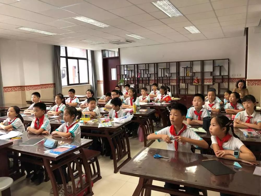 各学科教研员到校后,在学校书记唐群,校长朱湘艳及全体班子成员的陪同