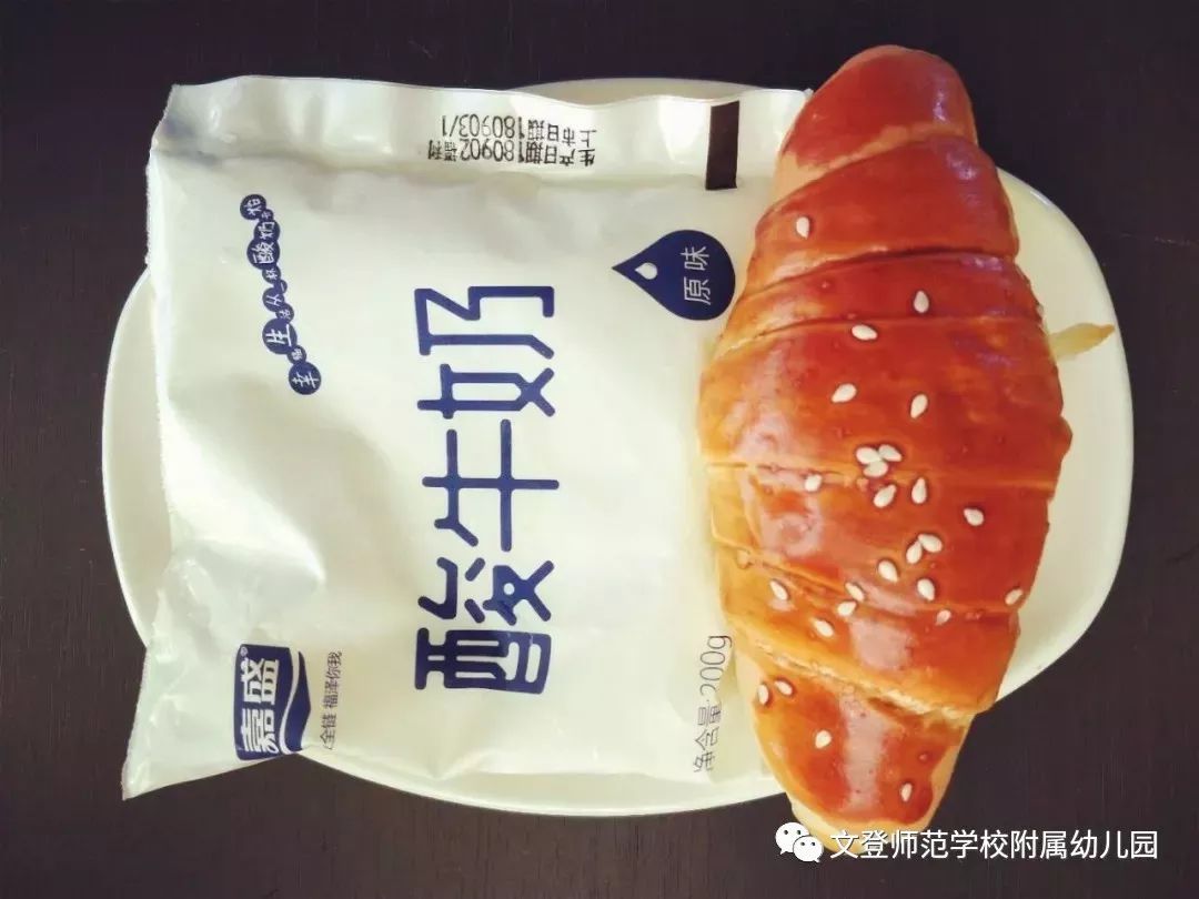 周五 煮鸡蛋 伊利qq星牛奶周四 绿豆芝麻餐包 嘉盛儿童杯酸牛奶周三