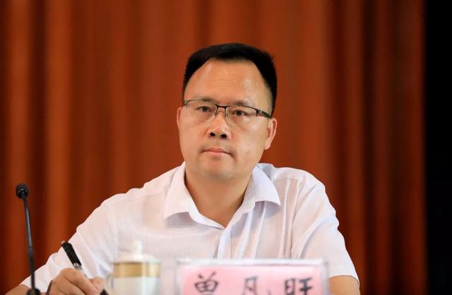 行动工作动员部署会上,副县长,板榄镇党委书记曾凡旺出席会议并讲话